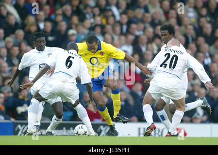 THIERRY HENRY nimmt LEEDS D LEEDS UNITED V ARSENAL FC ELLAND ROAD LEEDS ENGLAND 1. November 2003 Stockfoto