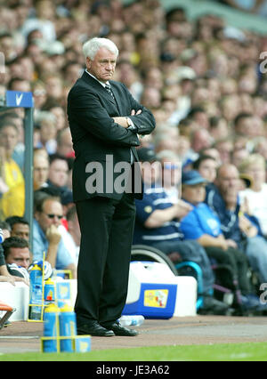 SIR BOBBY ROBSON NEWCASTLE UNITED MANAGER ELLAND ROAD LEEDS ENGLAND 17. August 2003 Stockfoto