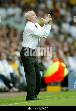 PETER REID LEEDS UNITED MANAGER ELLAND ROAD LEEDS ENGLAND 17. August 2003 Stockfoto