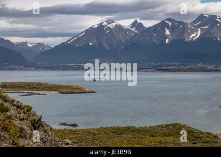 Vogel fliegt über Insel und Berge Blick im Beagle-Kanal - Ushuaia, Feuerland, Argentinien Stockfoto