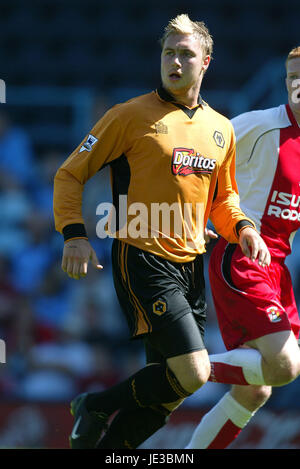 ADAM PROUDLOCK WOLVERHAMPTON WANDERERS FC HIGHFIELD ROAD COVENTRY ENGLAND 2. August 2003 Stockfoto