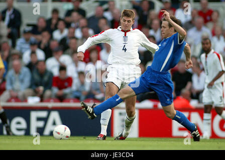 STEVEN GERRARD & R WEILTE ENGLAND V Slowakei RIVERSIDE STADIUM MIDDLESBROUGH ENGLAND 11. Juni 2003 Stockfoto