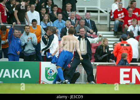 VLADIMIR JANOČKO feiert ENGLAND V Slowakei RIVERSIDE STADIUM MIDDLESBROUGH ENGLAND 11. Juni 2003 Stockfoto