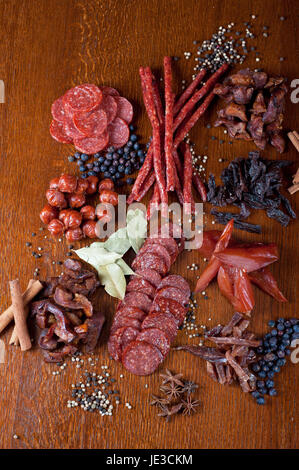 verschiedenen Wurst und Fleisch auf dem festlichen Tisch mit Gewürzen und Gemüse Stockfoto