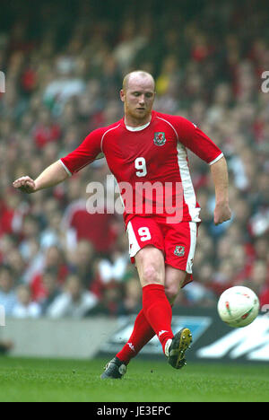 JOHN HARTSON WALES & GLASGOW CELTIC FC MILLENNIUM Stadion CARDIFF WALES 29. März 2003 Stockfoto