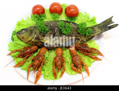 Schüssel mit Krebse geräucherter Fisch, Salat und Tomate Stockfoto