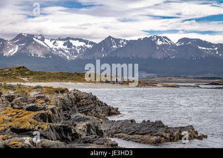 Holzhaus in Ansicht der Insel und Berge im Beagle-Kanal - Ushuaia, Feuerland, Argentinien Stockfoto