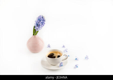 Nahaufnahme der Kaffeetasse und blaue Hyazinthe Blumen in vase Stockfoto