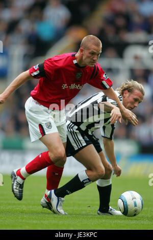 CRAIG BELLAMY THOMAS GAARDSOE NEWCASTLE UNITED V WEST Bromwich Albion ST JAMES PARK NEWCASTLE ENGLAND 25. September 2004 Stockfoto