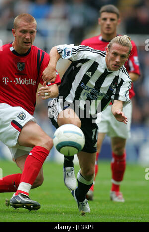 CRAIG BELLAMY THOMAS GAARDSOE NEWCASTLE UNITED V WEST Bromwich Albion ST JAMES PARK NEWCASTLE ENGLAND 25. September 2004 Stockfoto