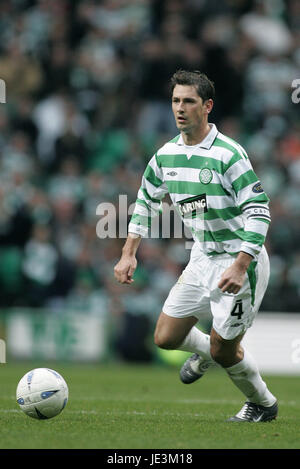 JACKIE MCNAMARA GLASGOW CELTIC FC CELTIC PARK GLASGOW Schottland 16. Oktober 2004 Stockfoto