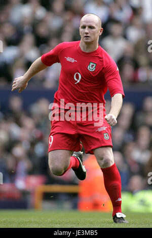 JOHN HARTSON WALES & CELTIC FC OLD TRAFFORD MANCHESTER ENGLAND 9. Oktober 2004 Stockfoto