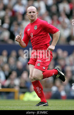 JOHN HARTSON WALES & CELTIC FC OLD TRAFFORD MANCHESTER ENGLAND 9. Oktober 2004 Stockfoto