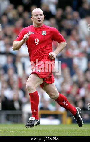 JOHN HARTSON WALES & CELTIC FC OLD TRAFFORD MANCHESTER ENGLAND 9. Oktober 2004 Stockfoto