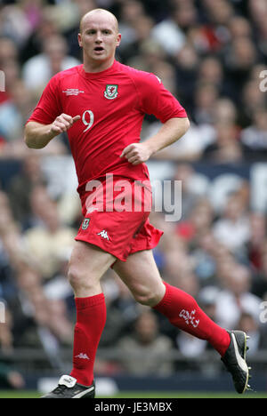 JOHN HARTSON WALES & CELTIC FC OLD TRAFFORD MANCHESTER ENGLAND 9. Oktober 2004 Stockfoto