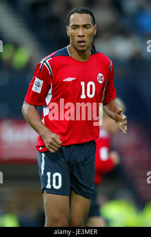 JOHN CAREW Norwegen & BESIKTAS HAMPDEN PARK, GLASGOW Schottland 9. Oktober 2004 Stockfoto