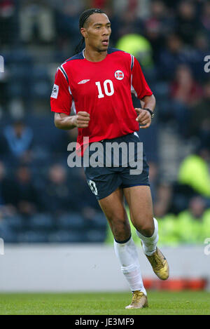 JOHN CAREW Norwegen & BESIKTAS HAMPDEN PARK, GLASGOW Schottland 9. Oktober 2004 Stockfoto