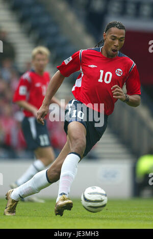 JOHN CAREW Norwegen & BESIKTAS HAMPDEN PARK, GLASGOW Schottland 9. Oktober 2004 Stockfoto