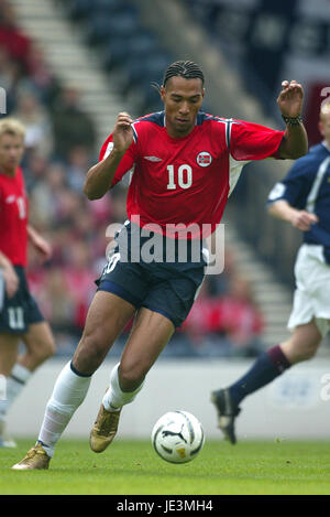 JOHN CAREW Norwegen & BESIKTAS HAMPDEN PARK, GLASGOW Schottland 9. Oktober 2004 Stockfoto