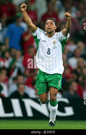 JEFF WHITLEY Nord Irland & Manchester CITY FC MILLENNIUM Stadion CARDIFF WALES 8. September 2004 Stockfoto