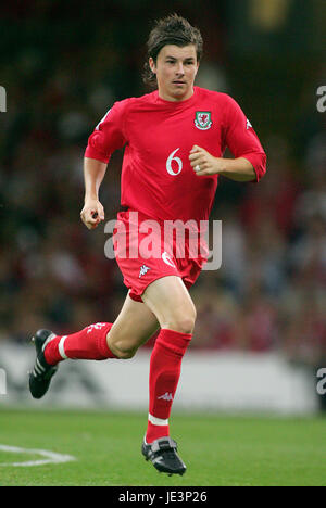 JOHN OSTER WALES & SUNDERLAND FC MILLENNIUM Stadion CARDIFF WALES 8. September 2004 Stockfoto