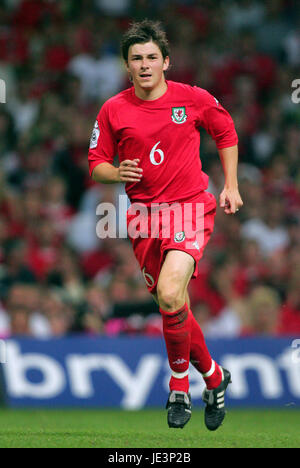 JOHN OSTER WALES & SUNDERLAND FC MILLENNIUM Stadion CARDIFF WALES 8. September 2004 Stockfoto