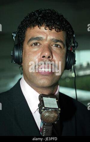 CHRIS KAMARA SKY TV MODERATORIN KC STADIUM HULL ENGLAND 31. August 2004 Stockfoto