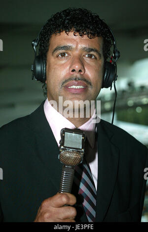 CHRIS KAMARA SKY TV MODERATORIN KC STADIUM HULL ENGLAND 31. August 2004 Stockfoto