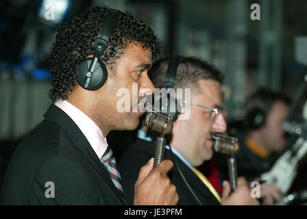 CHRIS KAMARA SKY TV MODERATORIN KC STADIUM HULL ENGLAND 31. August 2004 Stockfoto