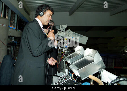 CHRIS KAMARA SKY TV MODERATORIN KC STADIUM HULL ENGLAND 31. August 2004 Stockfoto