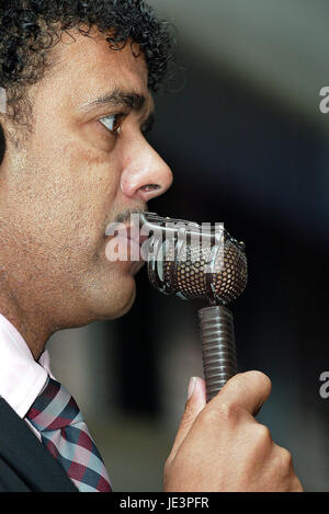 CHRIS KAMARA SKY TV MODERATORIN KC STADIUM HULL ENGLAND 31. August 2004 Stockfoto