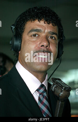 CHRIS KAMARA SKY TV MODERATORIN KC STADIUM HULL ENGLAND 31. August 2004 Stockfoto