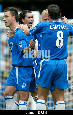 TIAGO E GUDJOHNSEN & J TERRY CHELSEA V SOUTHAMPTON STAMFORD BRIDGE CHELSEA LONDON ENGLAND 28. August 2004 Stockfoto