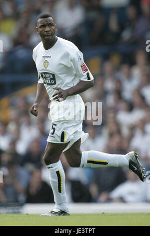 LUCAS RADEBE LEEDS UNITED FC ELLAND ROAD LEEDS ENGLAND 7. August 2004 Stockfoto