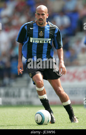 JUAN SEBASTIAN VERON INTER MILAN REEBOK STADIUM BOLTON ENGLAND 1. August 2004 Stockfoto