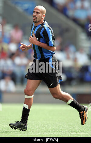 JUAN SEBASTIAN VERON INTER MILAN REEBOK STADIUM BOLTON ENGLAND 1. August 2004 Stockfoto