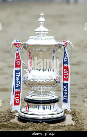 IM FA CUP der FA CUP Trophäe SCARBOROUGH Strand 2. Mai 2004 Stockfoto