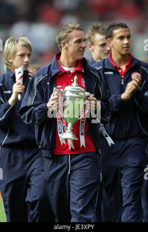 TONY MCMAHON mit FA YOUTH CUP MIDDLESBROUGH FC RIVERSIDE STADIUM MIDDLESBROUGH ENGLAND 25. April 2004 Stockfoto