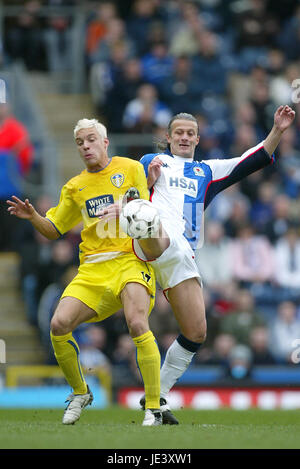 TUGAY & ALAN SMITH BLACKBURN ROVERS V LEEDS UTD EWOOD PARK BLACKBURN ENGLAND 10. April 2004 Stockfoto