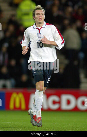 DEAN ASHTON ENGLAND U21 & CREWE ALEXANDRA KC STADIUM HULL ENGLAND 17. Februar 2004 Stockfoto