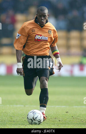 HENRI CAMARA WOLVERHAMPTON WANDERERS FC MOLINEUX WOLVERHAMPTON ENGLAND 21. Februar 2004 Stockfoto