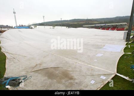 Regen-Abdeckungen schützen die Tonhöhe MCCAIN Stadion MCCAIN Stadion SCARBOROUGH NORTH YORKSHIRE ENGLAND 22. Januar 2004 Stockfoto