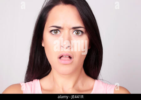 Junge Frau überrascht und verwirrt. Kaukasische Frau mit verwirrten Ausdruck. Stockfoto