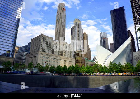 Ein Blick auf NYC World Trade Center Oculus aus dem Memorial Fountain Stockfoto