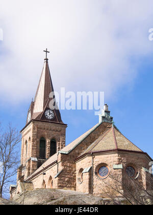 Die kleine Stadt Fjallbacka an der Westküste von Schweden, ein Urlaubsziel, feste steinerne Kirche thront auf einem Hügel Stockfoto