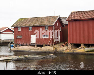 Das Dorf und die Insel Smögen an der Westküste von Schweden, von alten Fischerdorf, jetzt ein Urlaubsziel, umgebaut zum Teil Bootshäuser Hütten Stockfoto