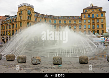 München, 17. September 2010: Stachus großer Platz im Zentrum von München mit Brunnen und alten Justizpalast, Karlsplatz Stockfoto