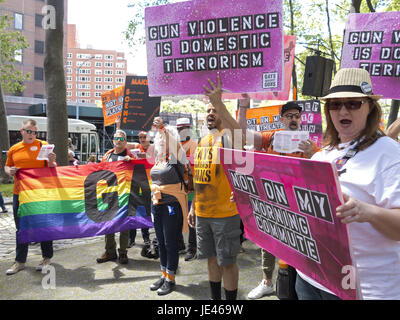 Mitglieder von Gays Against Guns bereiten sich auf den fünften jährlichen Brooklyn Bridge March for Gun Sense am 3. Juni 2017 in NYC vor. Stockfoto