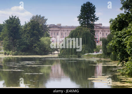 Blick über den See im St. James Park mit Blick auf Whitehall und Horseguards parade Stockfoto