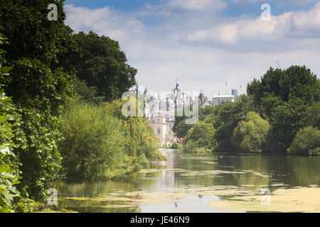 Blick über den See im St. James Park mit Blick auf Whitehall und Horseguards parade Stockfoto